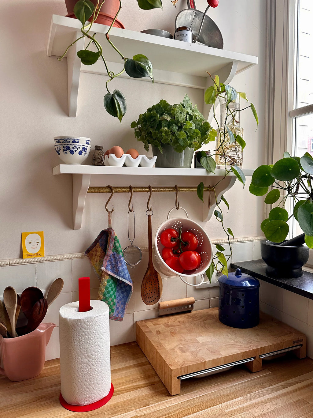 Red Studio Lemström Torre freestanding roll holder in a kitchen
